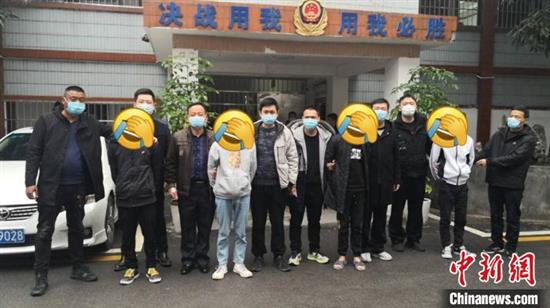 民警在广西宾阳将犯罪嫌疑人押回。警方供图